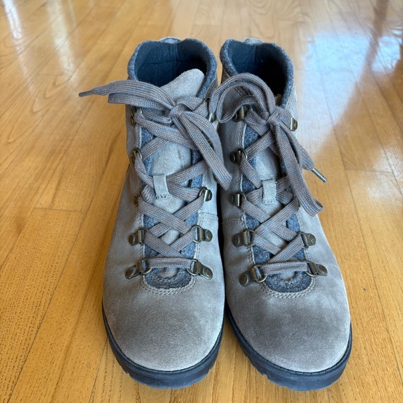 Clarks Collection Boots Khaki Taupe Gray Suede Cushioned Hiking Womens Size 10 - Picture 1 of 11